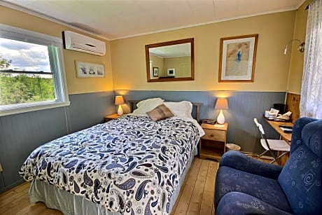 Queen Room with Lake View - Adults Only