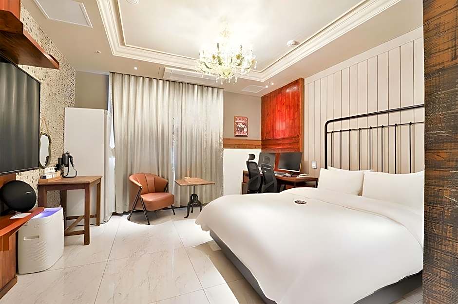Hotel February Dong Seong Ro
