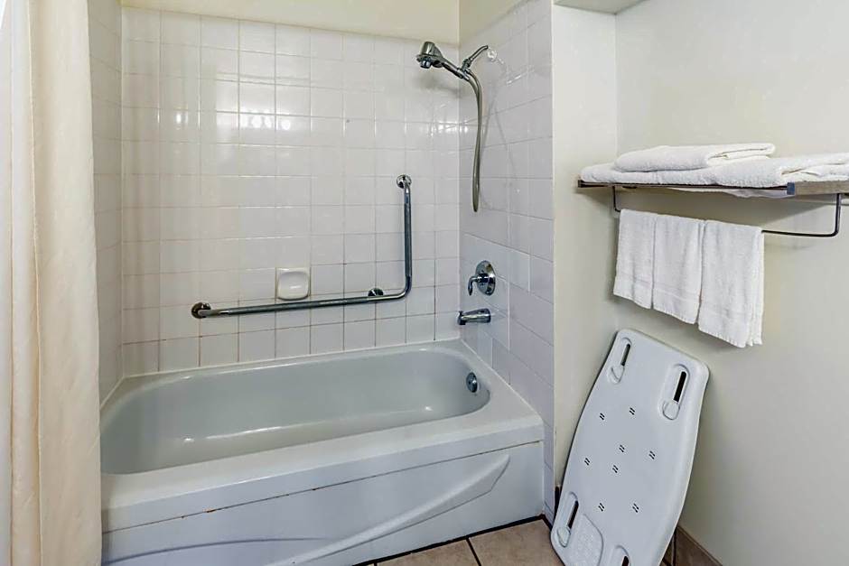 Howard Johnson by Wyndham Fort St. John