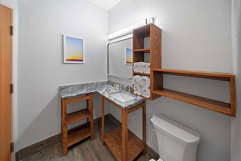 Days Inn & Suites by Wyndham Lubbock Medical Center
