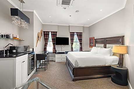 Independence Square 302, Top Floor Stylish Hotel Room with Wet Bar, A/C, in Downtown Aspen