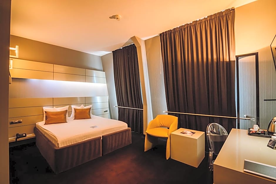 Plaza V Executive Hotel