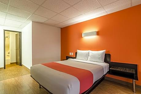 Queen Room - Disability Access - Non-Smoking