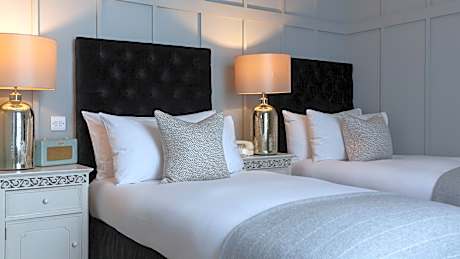 Superior Double or Twin Room with City View Bath and Shower