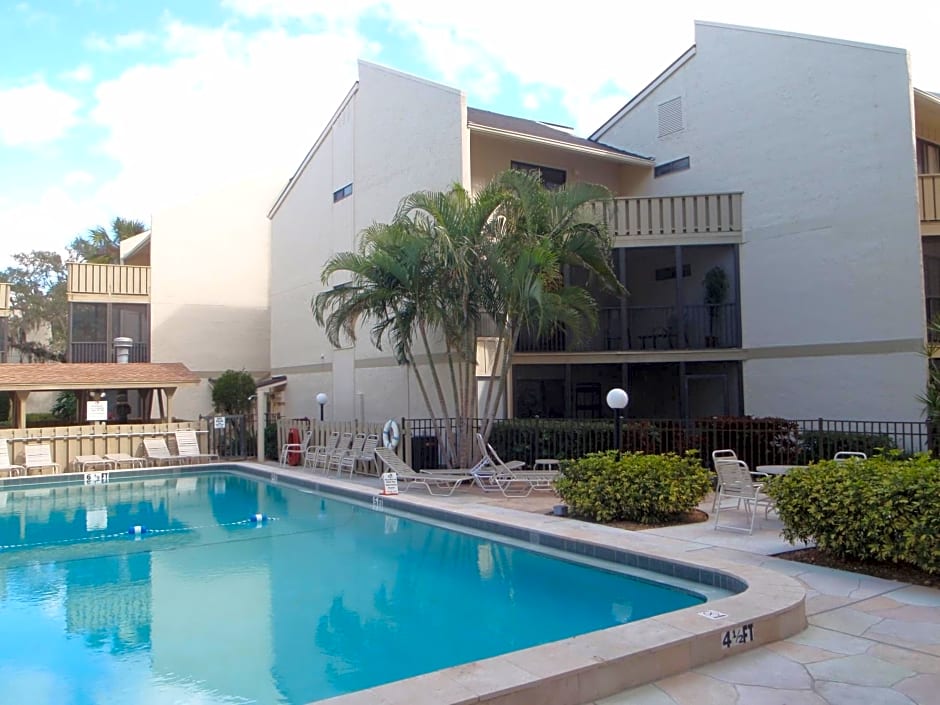 Siesta Key Beach - 2 Bedroom - 3 Beds - 3 Bathroom Duplex with Heated Swimming Pool