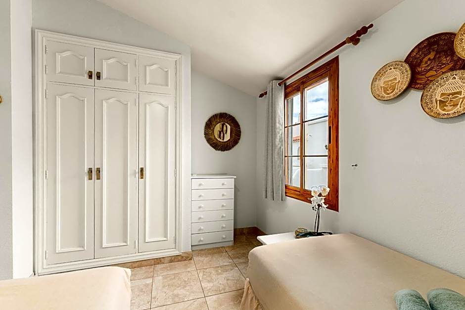 Beautiful 4 bedroom house with phenomenal golf and mountain views