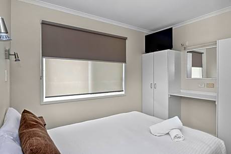 Standard Cabin River View - Sleeps 6 - Dog Friendly