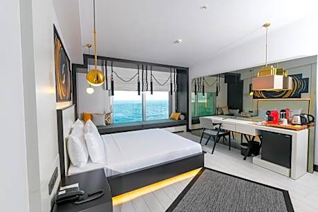 Deluxe Suite with Sea View