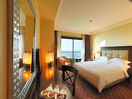 City View Family Suite - King and Twin Beds