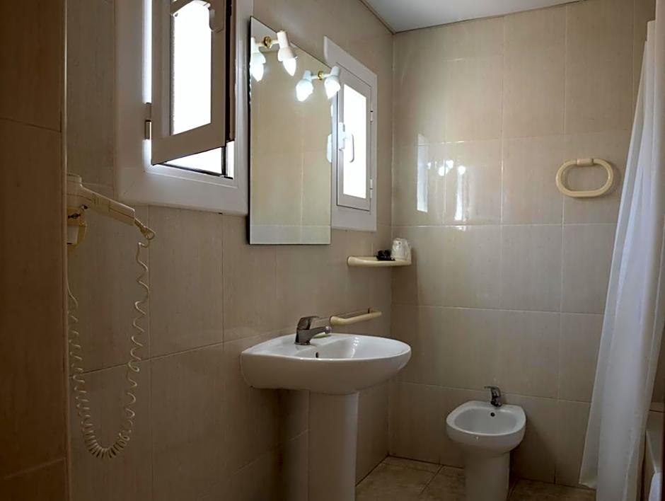 Photo 1 of 2 of Single Room
