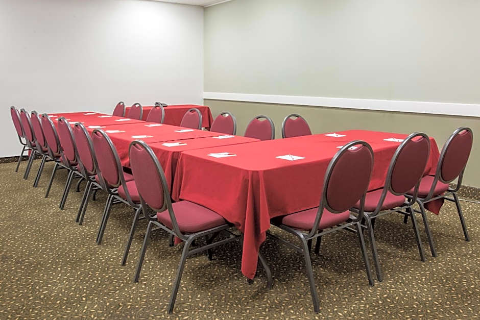 Econo Lodge Inn & Suites