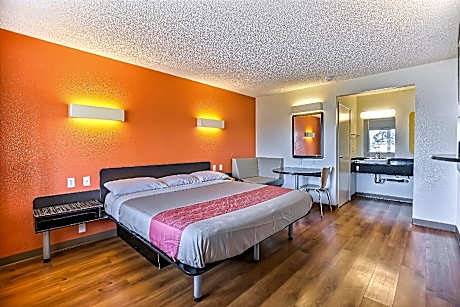 1 Queen Bed | ADA/Tub
