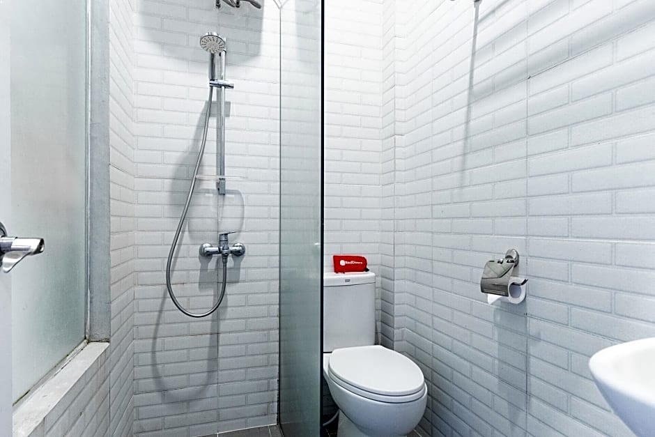 RedDoorz Premium near Centre Point Mall Medan