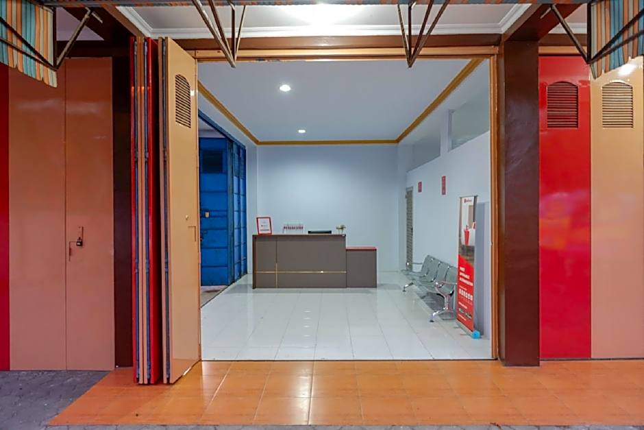 RedDoorz near GOR Satria 3