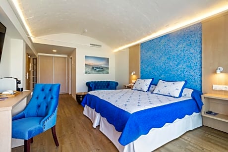 Deluxe Double Room with Side Sea View