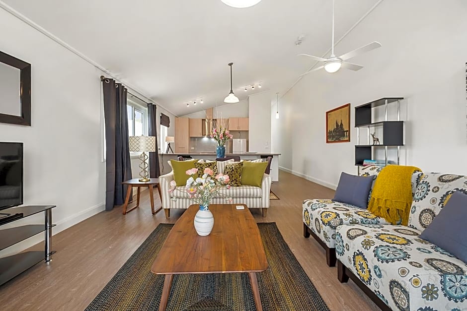 Blue Rosella on Piper