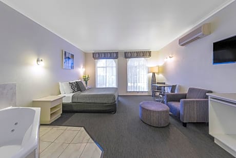 King Suite with Spa Bath