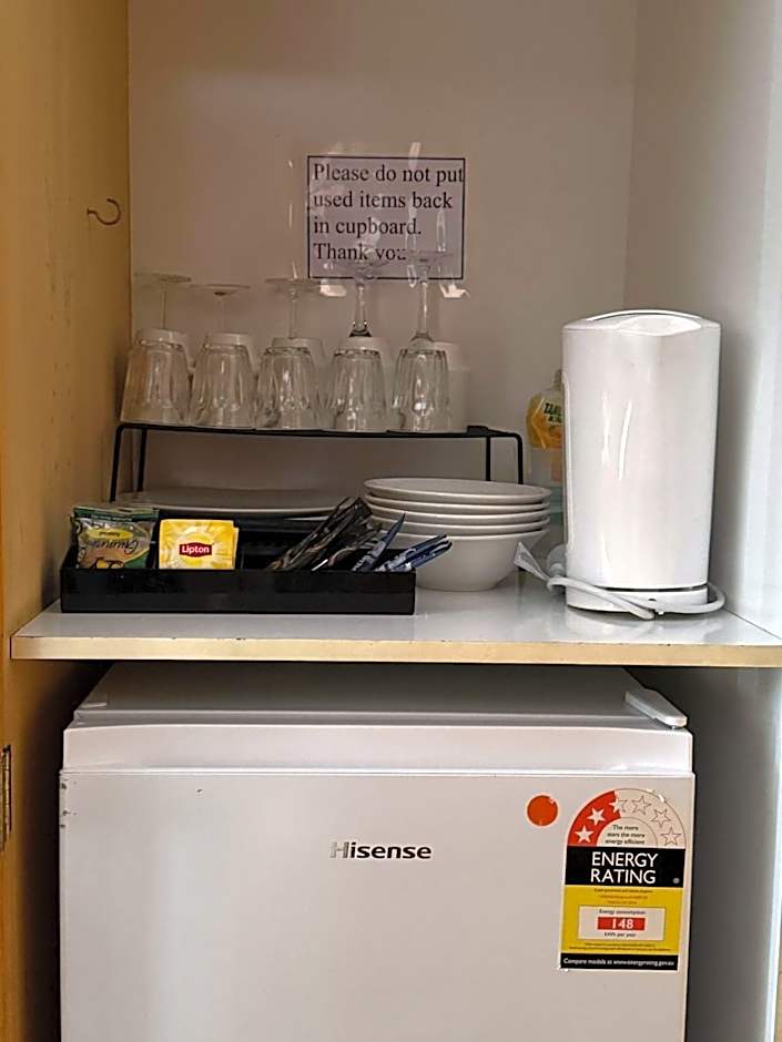 Country Roads Motor Inn