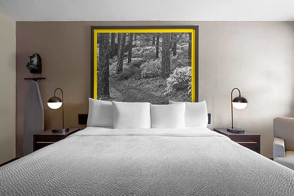 Super 8 by Wyndham Helen