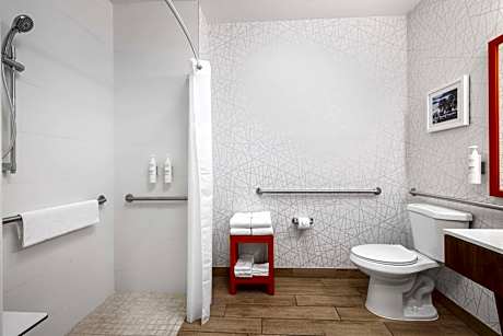 1 King Mobility/Hearing Access Roll In Shower