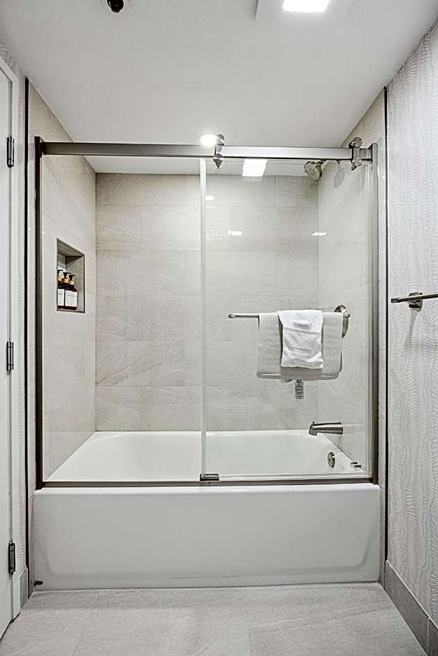 456 Embarcadero Inn & Suites