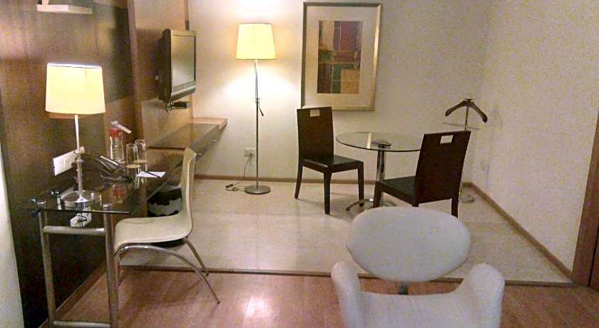 Hampshire Plaza Hotel