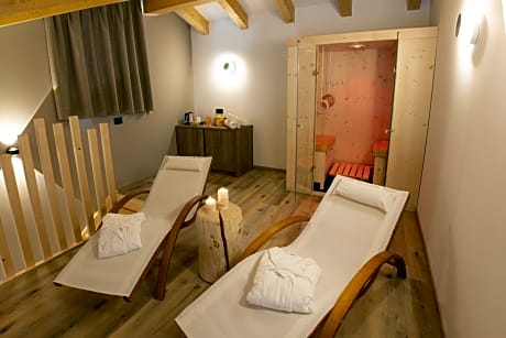 Suite with Sauna and Jacuzzi