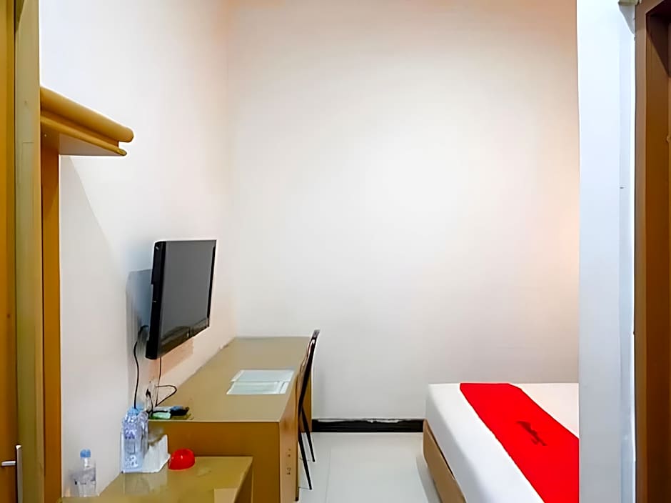 RedDoorz near Monumen Habibi Ainun