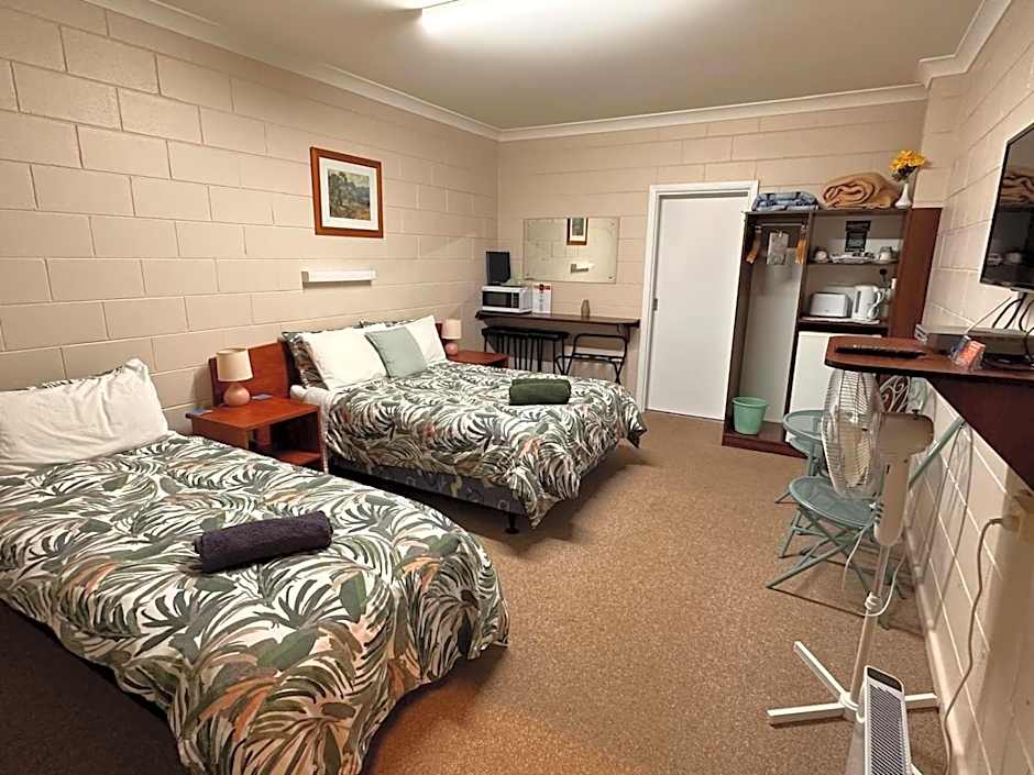 ALPINE COUNTRY MOTEL 4mile