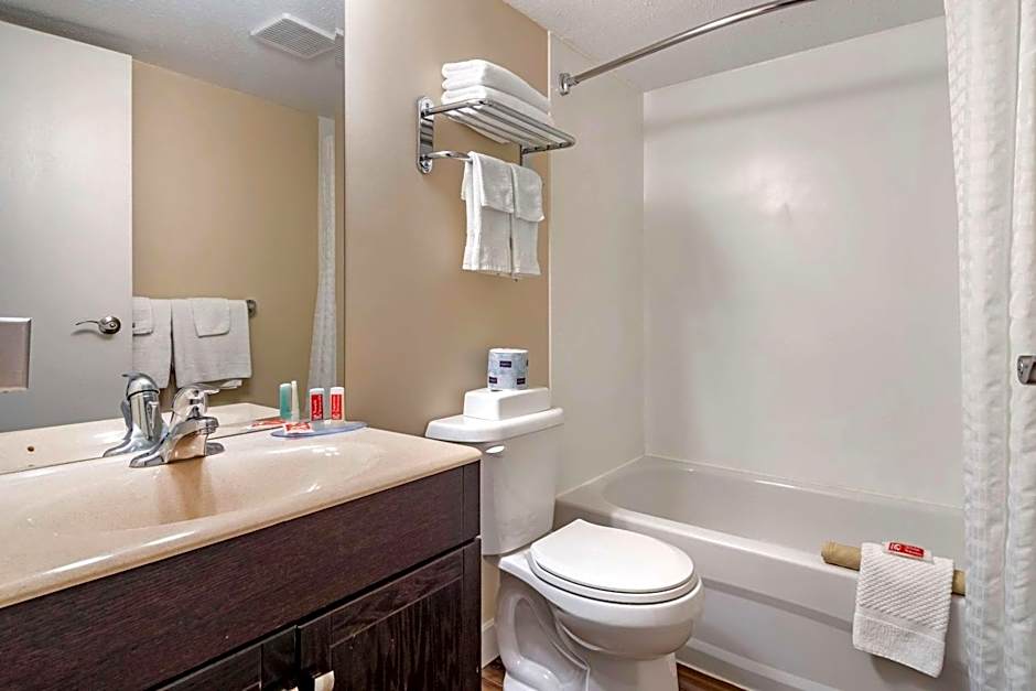 Econo Lodge Inn & Suites