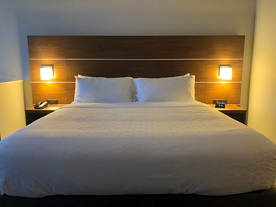 Holiday Inn Express & Suites - Madison West - Middleton by IHG