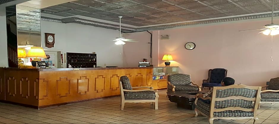 OYO Cameron Historic Hotel Brownsville I-69E