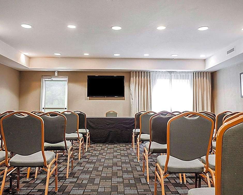 Comfort Suites Independence - Kansas City
