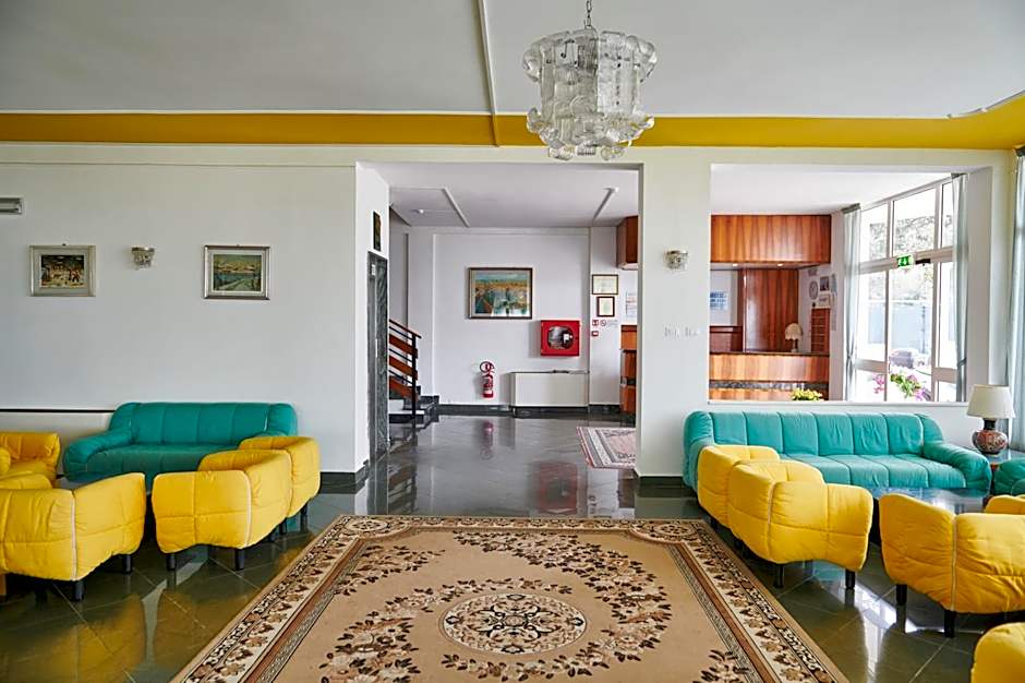 Hotel Caesar B&B Fronte Mare in Centro di Milano Marittima