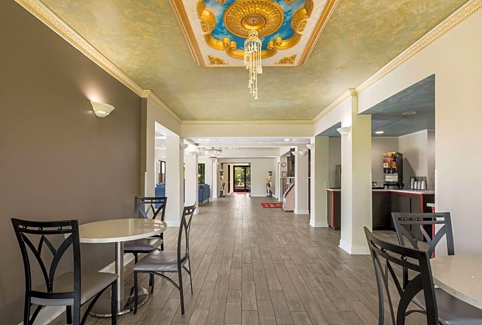 Econo Lodge Inn & Suites