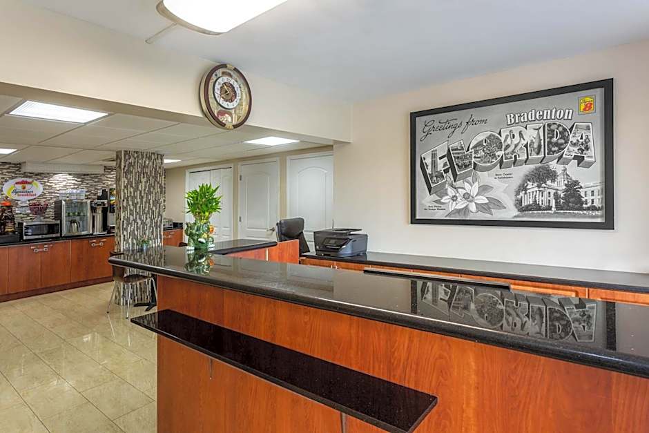 Super 8 by Wyndham Bradenton Sarasota Area