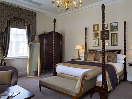 Feature King Bedded Room in Historic Mansion House (1 King Bed)