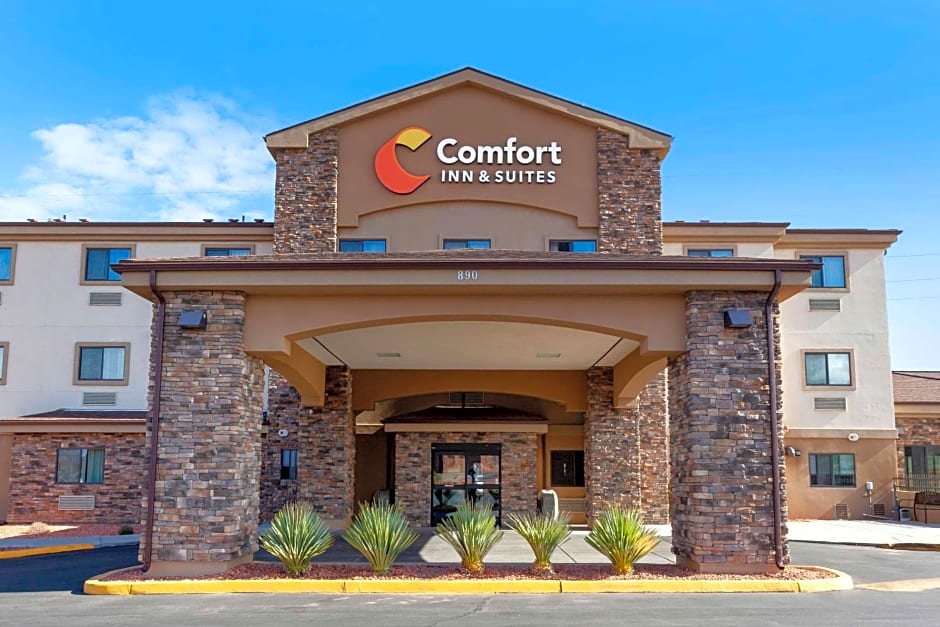 Comfort Inn & Suites Page at Lake Powell