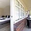 Colonial Court Motor Inn