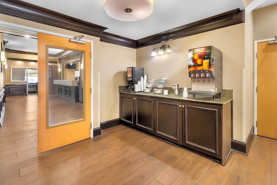 Comfort Suites At Rivergate Mall