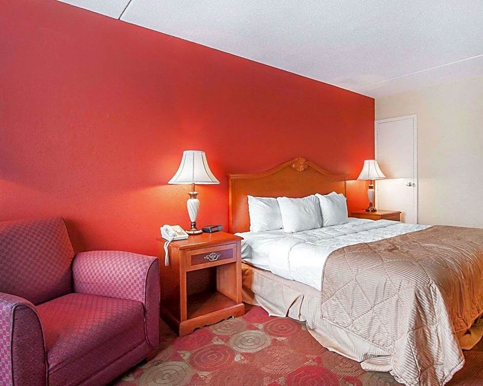 Clarion Inn & Suites University Center