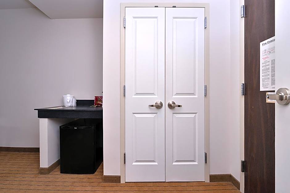 Holiday Inn Madison at The American Center By IHG