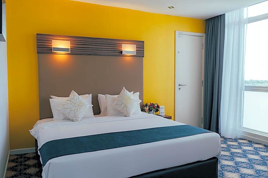Photo 1 of 8 of Deluxe Premier 1 King Bed, River View