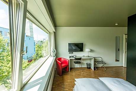 Design Queen Room (4.6 ft bed)