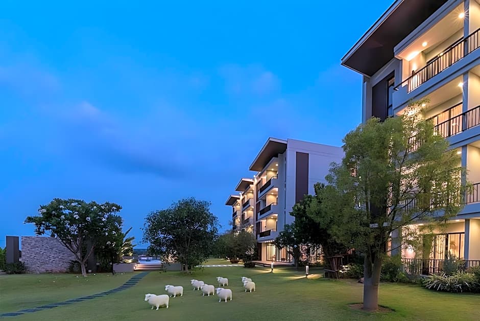 GreenVille Laguna Hotel