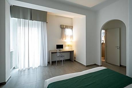 Comfort Triple Room with Side Sea View