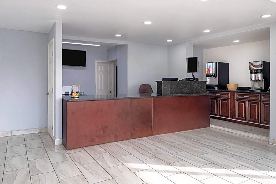 Super 8 by Wyndham Portsmouth - Norfolk