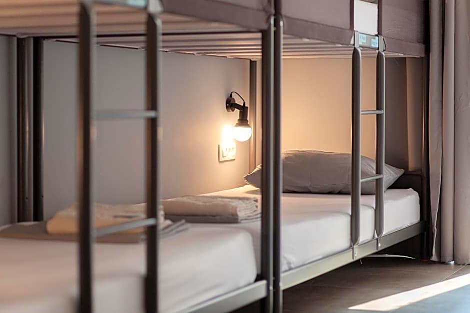 SUBTUB Hostel Makarska