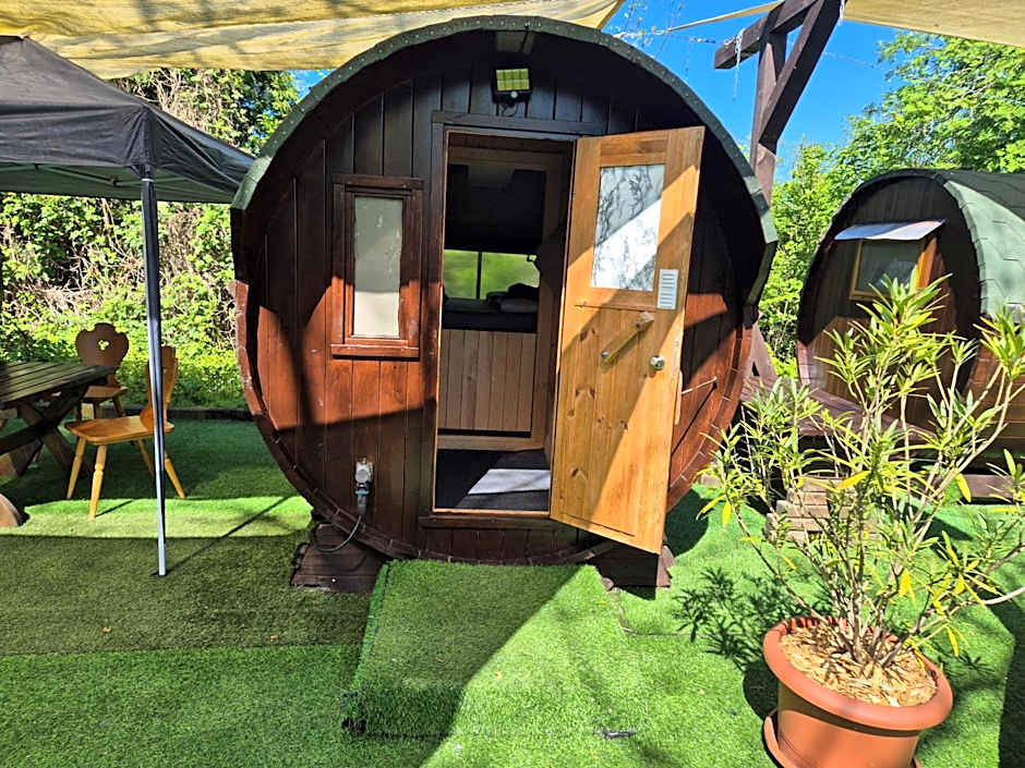 Mini Hotel Übernachten Im Gurkenfass