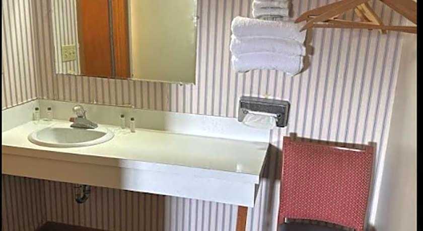 Love Hotels Western Holiday by OYO at Harlan Lake NE